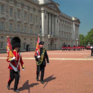 Londyn. Zmiana warty na terenie Pałacu Buckingham.